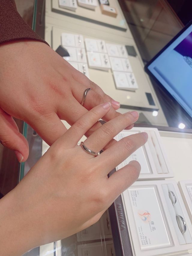 月の雫という名前の結婚指輪。着け心地がとても滑らかでした。