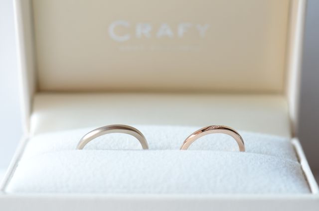 柔らかなウェーブのデザイン。
色味はゴールド系では揃えました