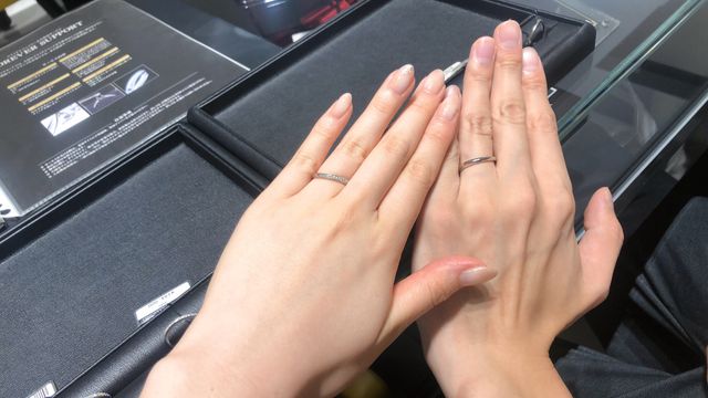 緩いウェーブのリング
真っ直ぐではないので柔らかい印象になる