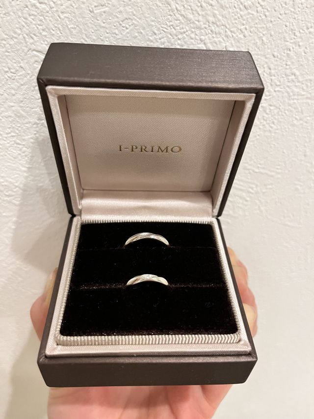 ペアの指輪で斜めに窪みラインが入ってる