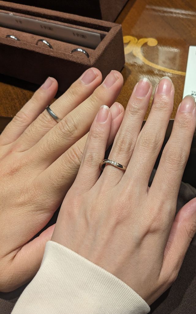 ウェーブがかかって、真ん中にメレダイヤがついた指輪です。