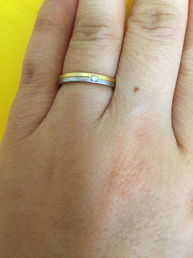 プラチナとゴールド二層になっている指輪で、ダイヤも一個ある。