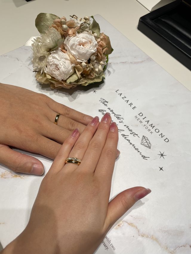 婚約指輪はシルヴァンのゴールド、結婚指輪はブリスのゴールド。