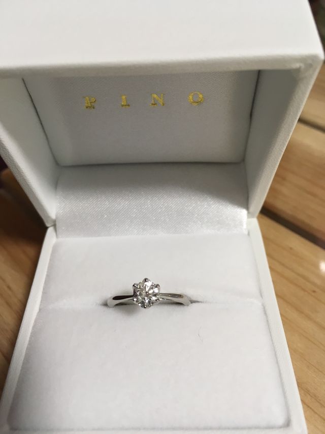 指輪は白い箱に入っていました