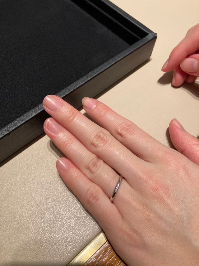 ティファニーの3つのダイヤが入ったリングの着用画像です。