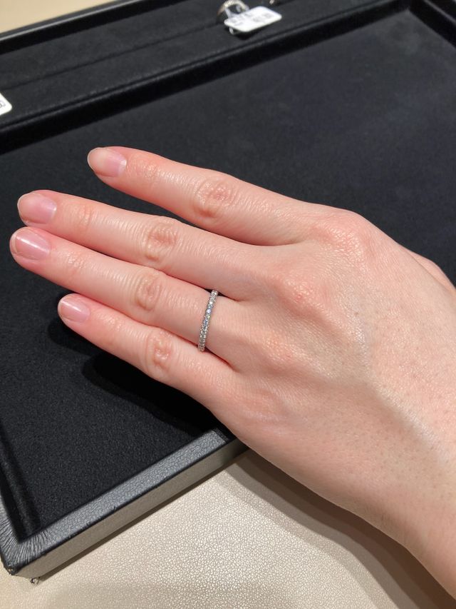 ティファニーのエタニティリングの着用画像です。