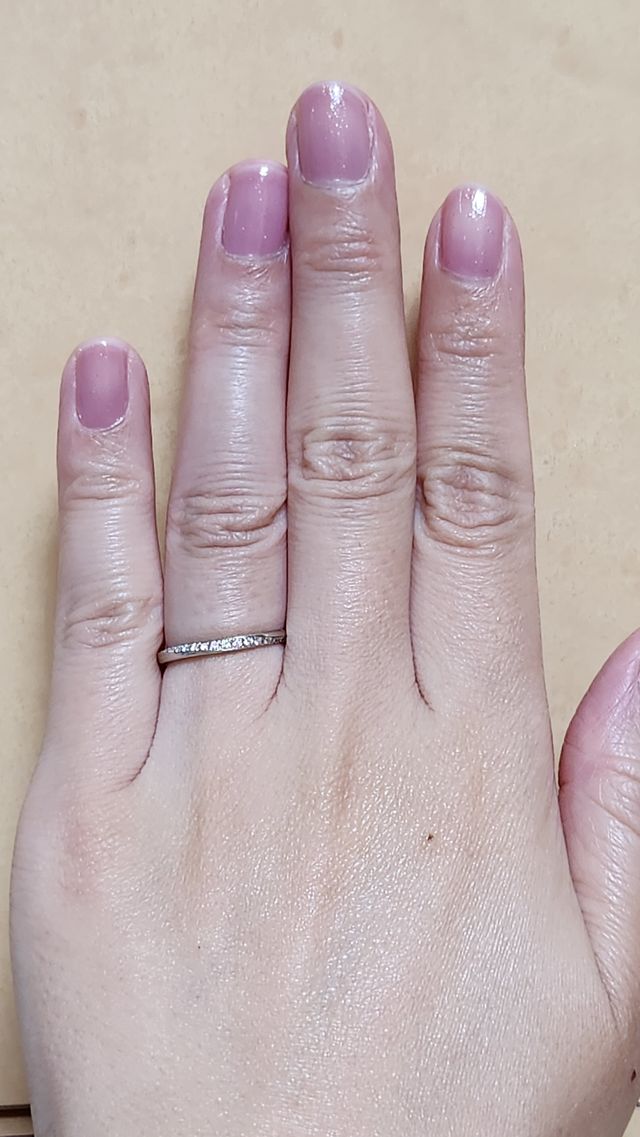 ダイヤが自分の側から見えるように流れるように入っている