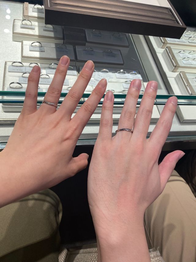 カップルで結婚指輪を試着した写真