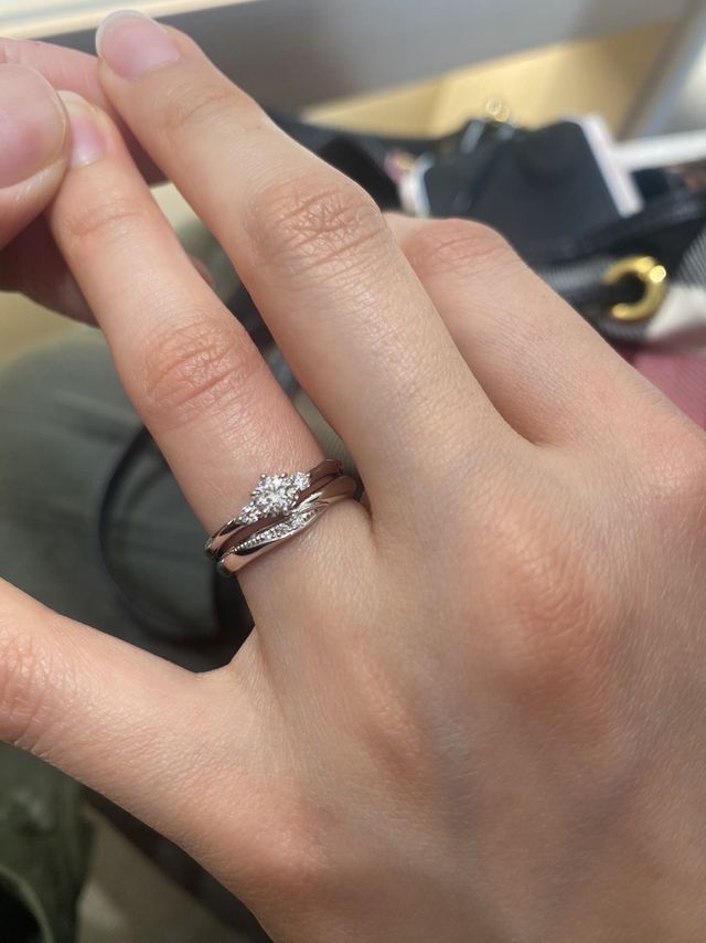 婚約指輪のTeaRoseというものも合わせて購入しました