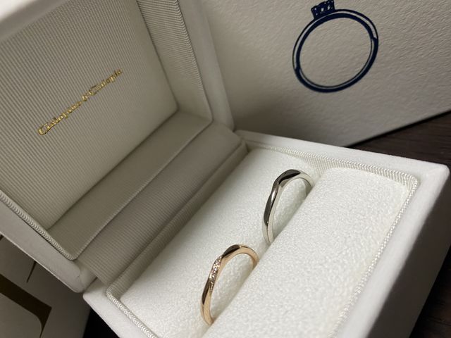 新郎はシルバー、新婦はゴールドのラメ入りです