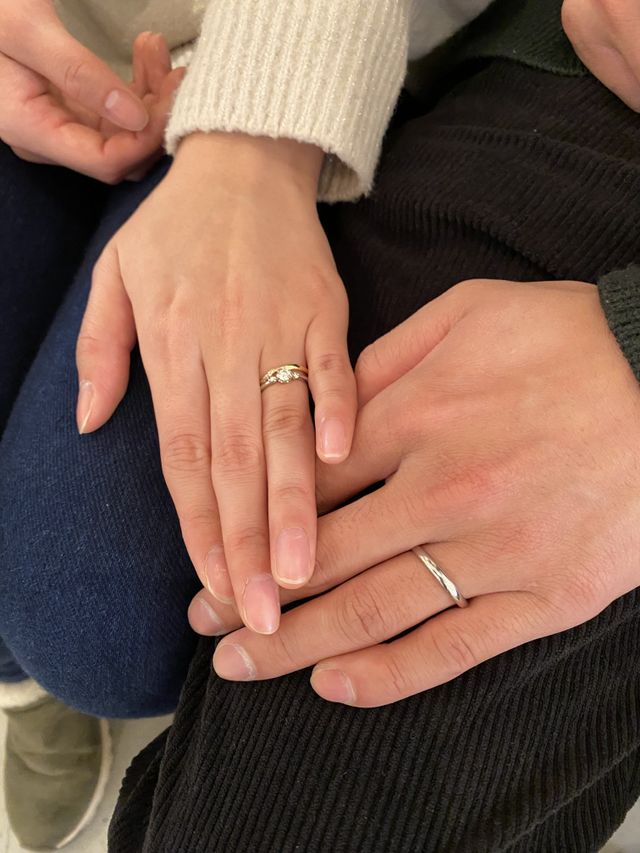 婚約指輪と重ね付けしてもかわいいデザイン