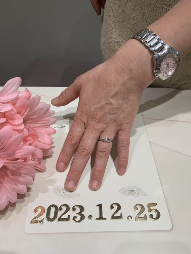 婚約指輪です。デザインも煌びやかでお気に入りです。