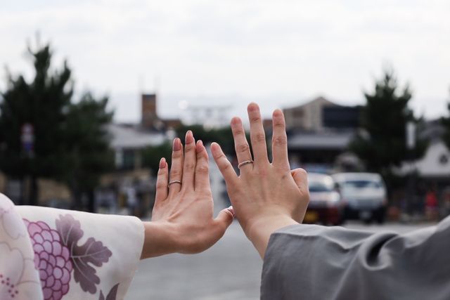 着物を着て出雲大社前で指輪と共に撮影しました。