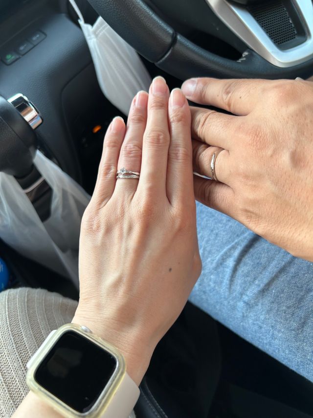 婚約指輪と結婚指輪を重ねています