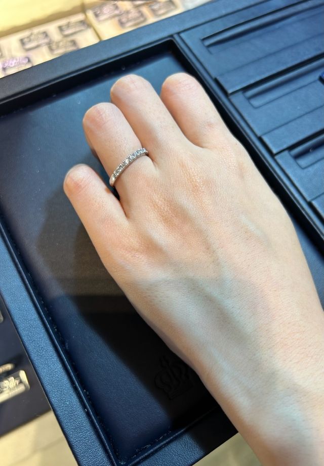 白い輝きです。