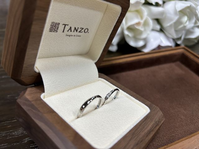 内側に刻印とカラーダイヤモンド