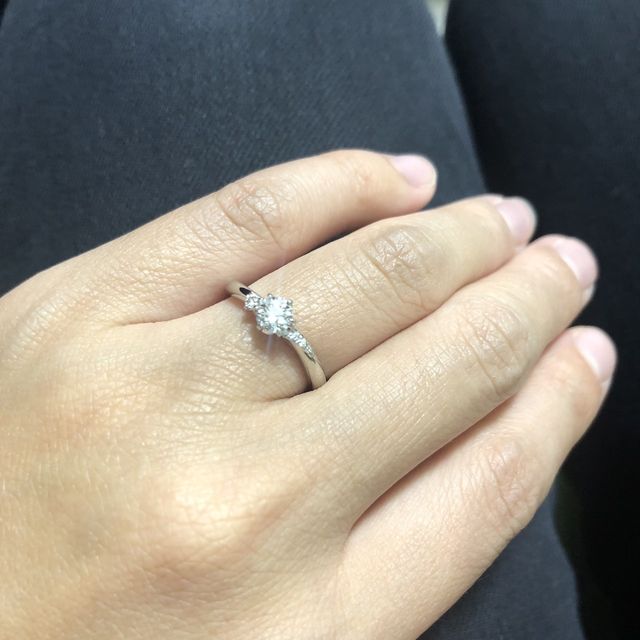 真ん中にダイヤモンドと小さなダイヤを入れています。