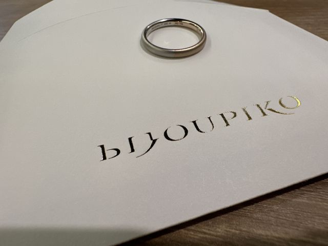 バイカラーでシルバーとローズゴールド、表面加工