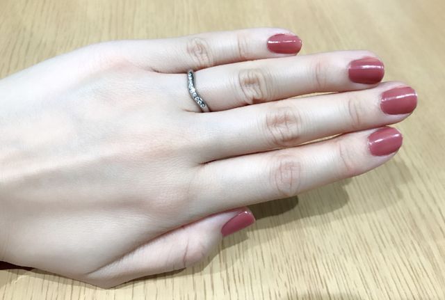 さりげないダイヤの輝きが気に入っています。