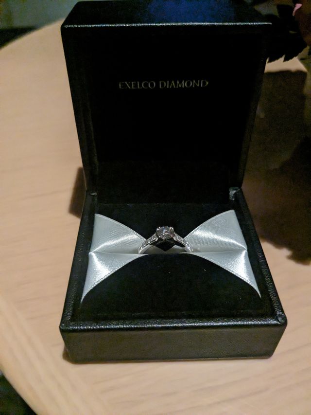 一緒に選んで彼に買ってもらった婚約指輪です