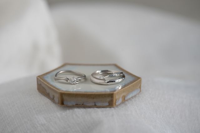 左が結婚指輪、右が結婚指輪