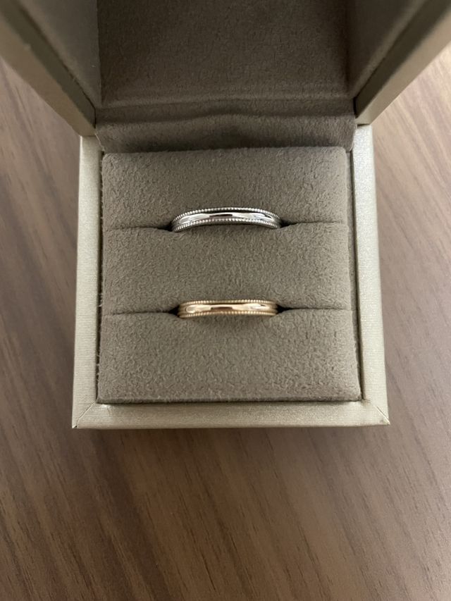 同デザインで、シルバーとピンクゴールドで分けた。