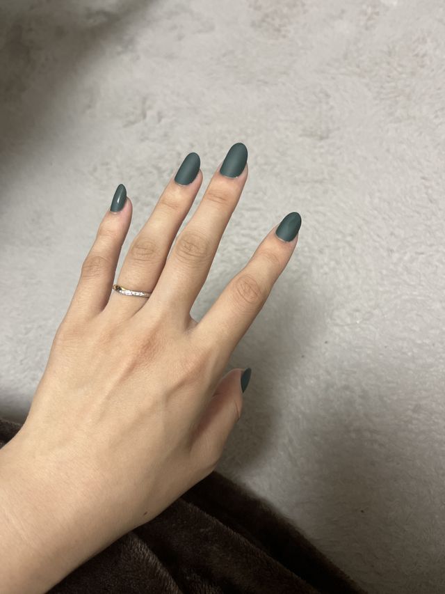 指輪をつけている写真