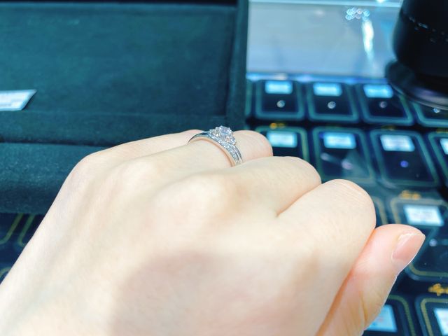 上段が婚約指輪です。
斜めの角度から撮りました。