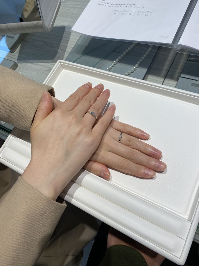 気になった指輪を片手ずつ着け比べました。