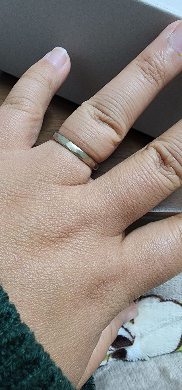 ポコポコする表面にしつつ、シックな仕上がりにしてもらいました