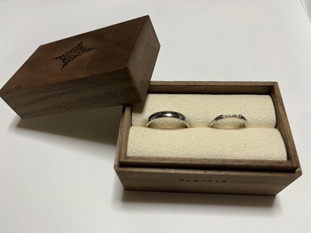 指輪とケースの写真です。