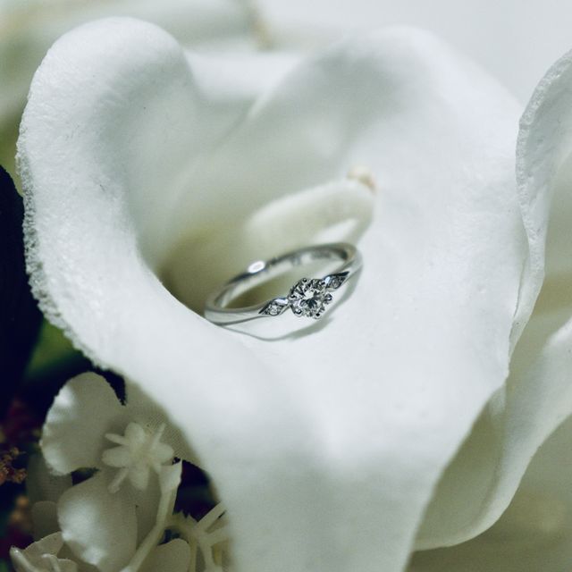 真ん中の粒の横にもダイヤが付いているデザインです。