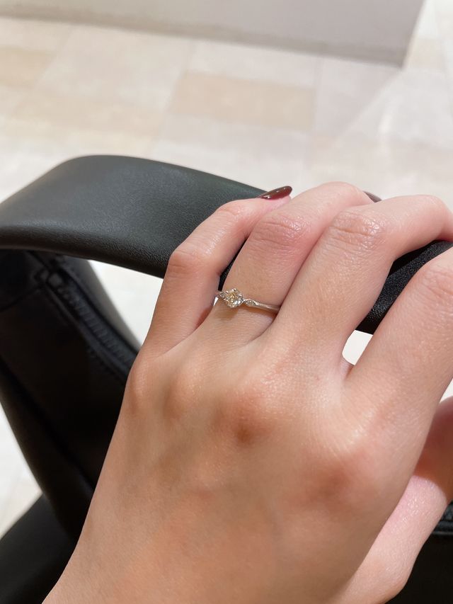 婚約指輪のみで付けた時の雰囲気です。ダイヤは0.23ct