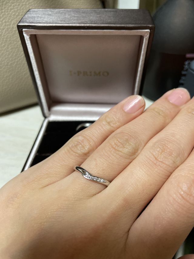 手を繋いでいるような右上へ流れるデザインです。