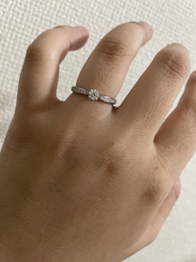 中心に一粒とリングの上面に小粒のダイヤが埋め込まれています。