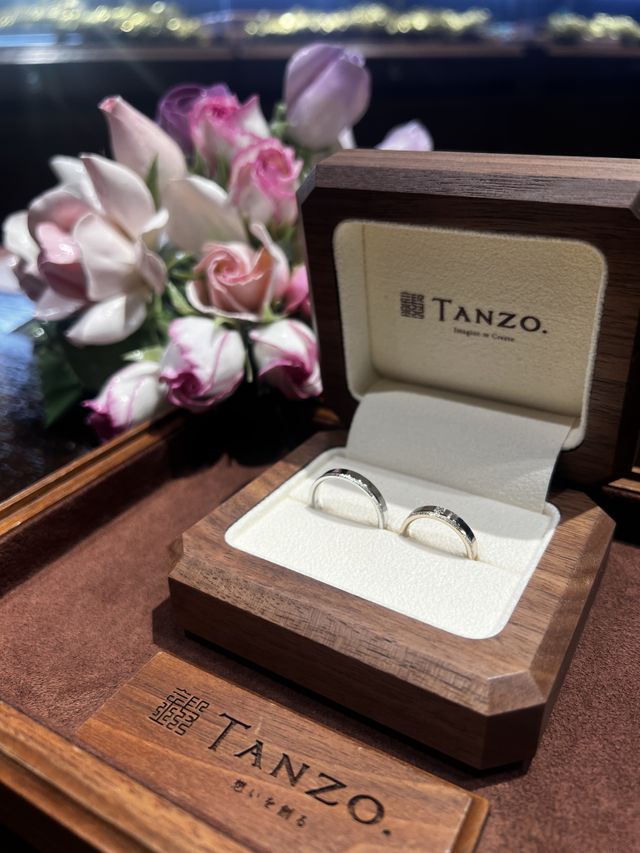 スターダスト加工の輝きとアシンメトリーなデザインがお気に入り