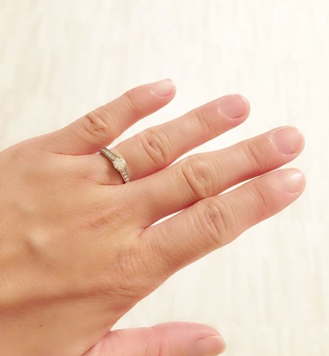 薬指につけた状態です