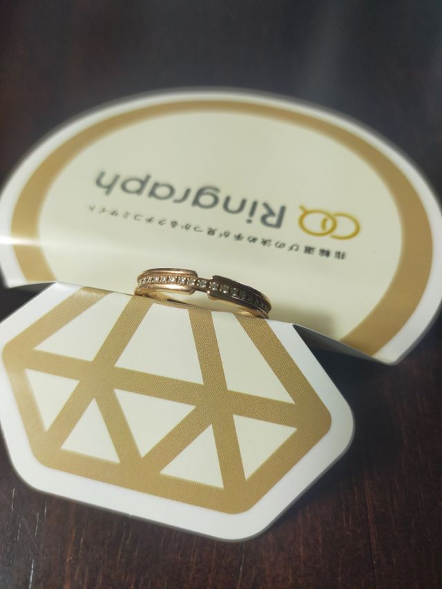 ピンクゴールドにちょっとだけ華やかにダイヤを埋めてあります