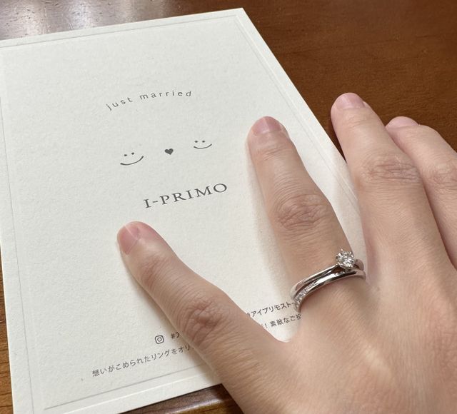 結婚指輪と婚約指輪を一緒につけました。