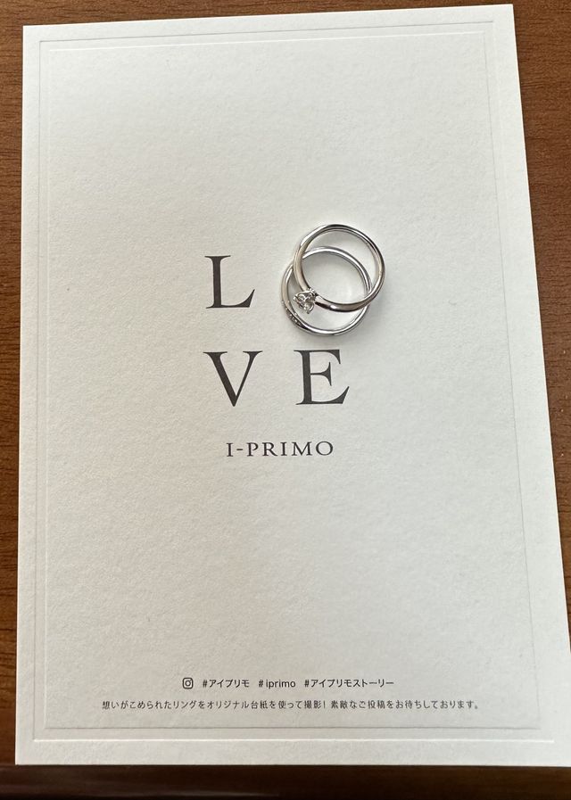 お店でいただいた台紙へ指輪を載せ、「LOVE」を作りました。