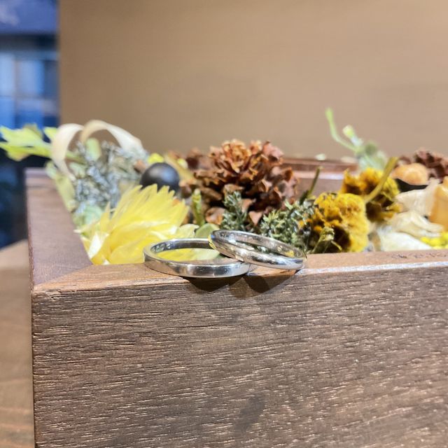 イニシャルと結婚記念日を刻印して、2人だけの指輪が完成です！