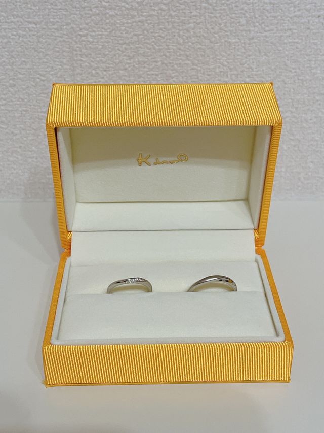 ウェーブラインが綺麗な結婚指輪です。