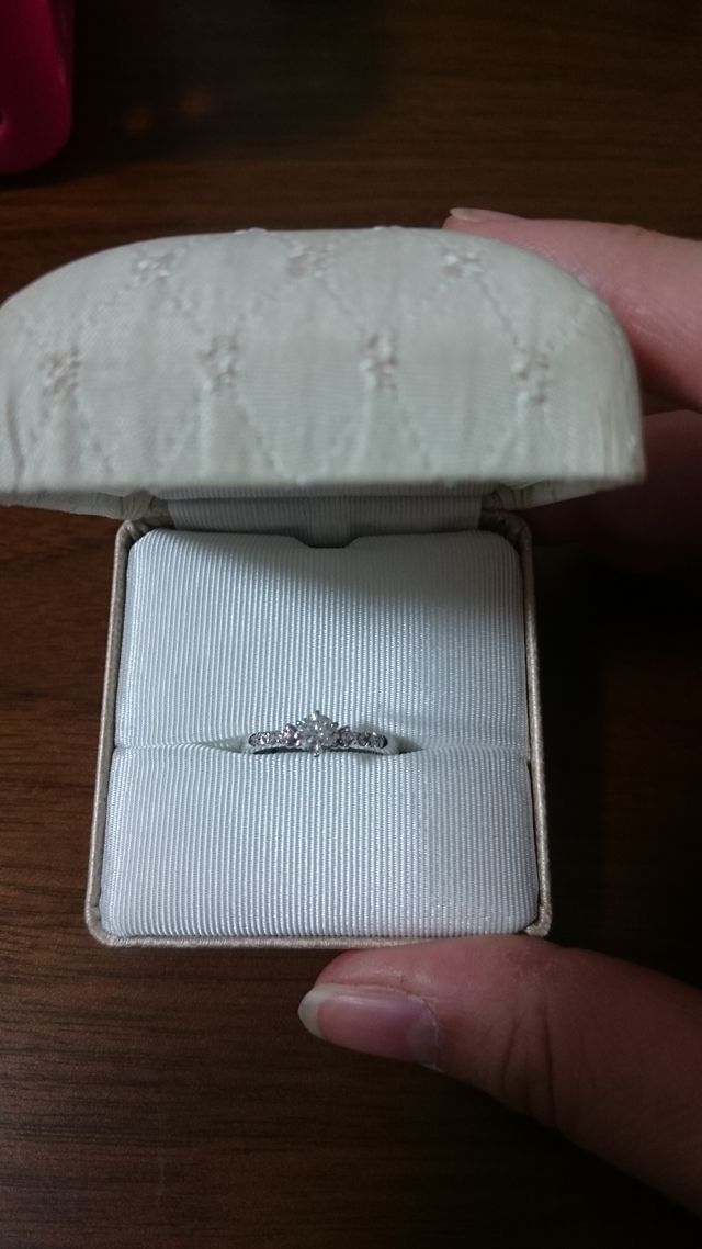 サイドのピンクダイヤがとても可愛いです。