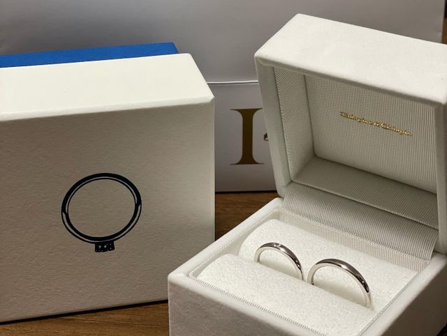 ボックス含めた指輪の写真