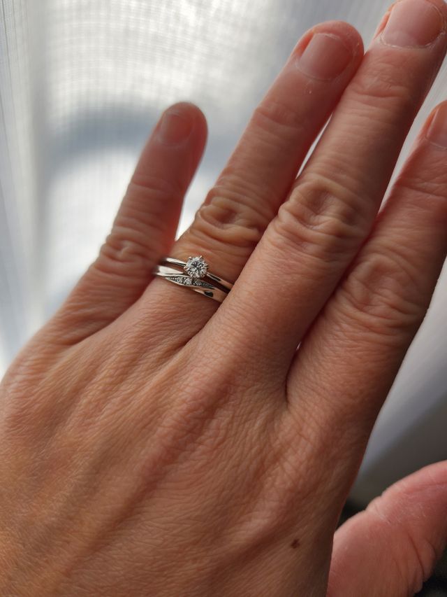 推奨品ではないですが、婚約指輪と結婚指輪を重ねて着けてます