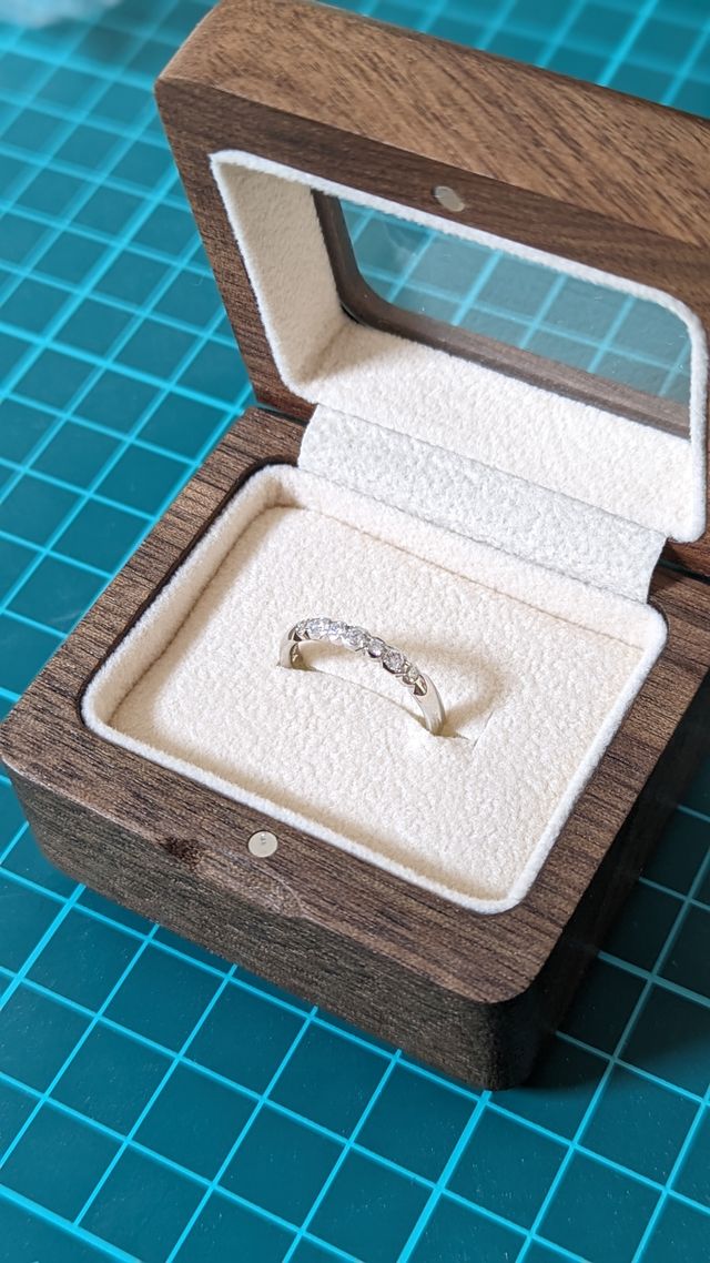 Pleasureの女性用でダイヤ付きのリング（ケースは別）