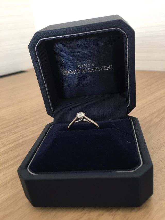 ダイヤモンドを2人で支えるかのようなデザイン