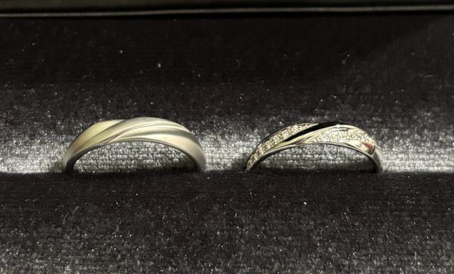 夫の指輪は艶消し加工を施し、マットな仕上がりにしました