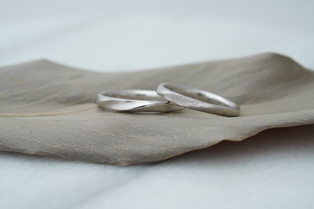 同じ形のデザインですが中央部の加工が違うのがお気に入りです！