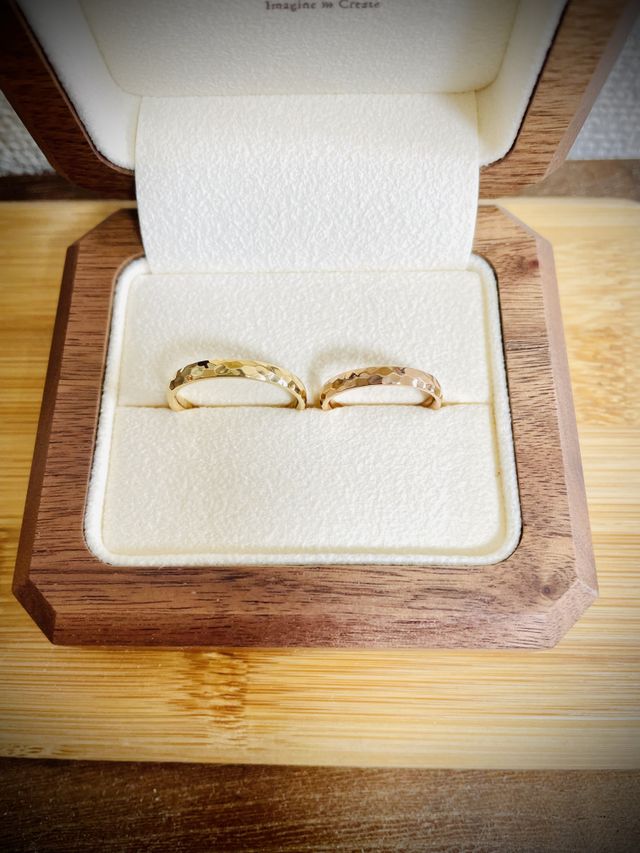 ゴールドのストレート。槌目模様を味わうため、幅広の3mm。